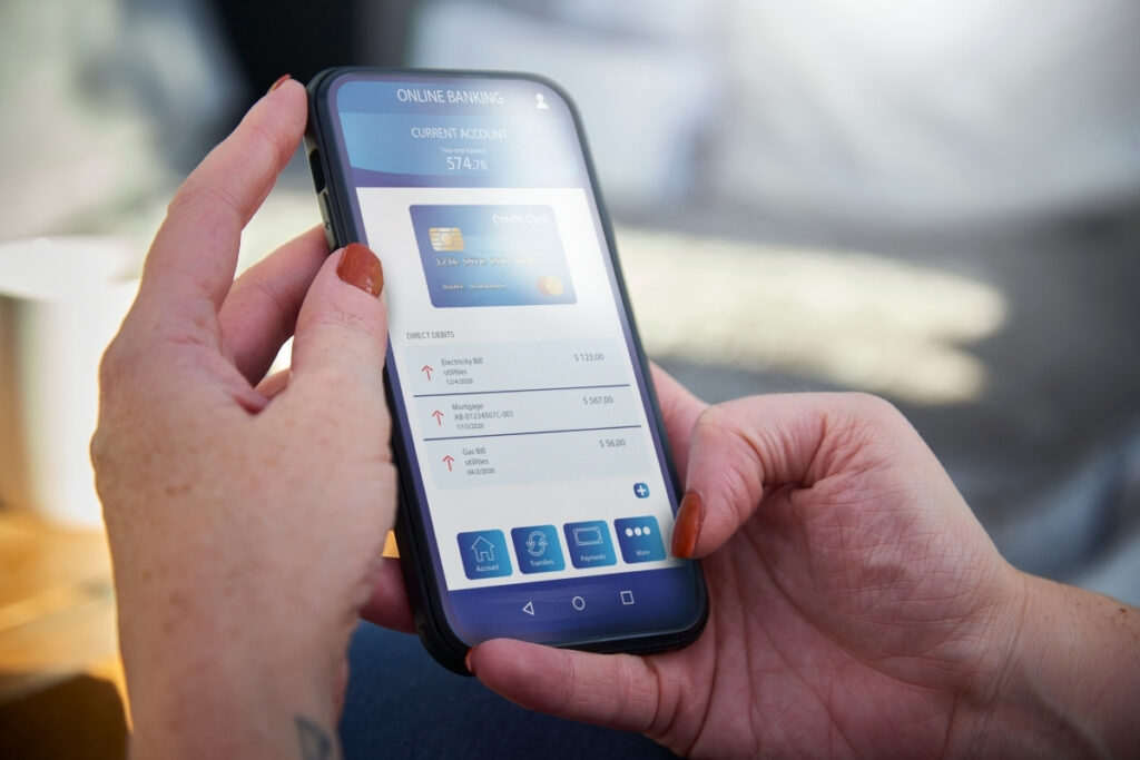 Vállalkozó mobilbank alkalmazáson keresztül ellenőrzi bankszámlaegyenlegét