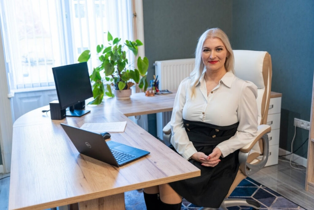 Adótitkok Könyvelőiroda szakértő könyvelő az irodában