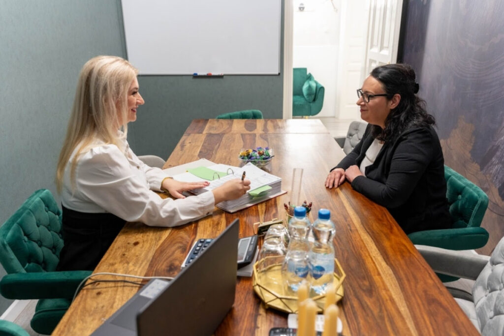 Könyvelő tanácsadáson beszélget egy ügyféllel az irodában