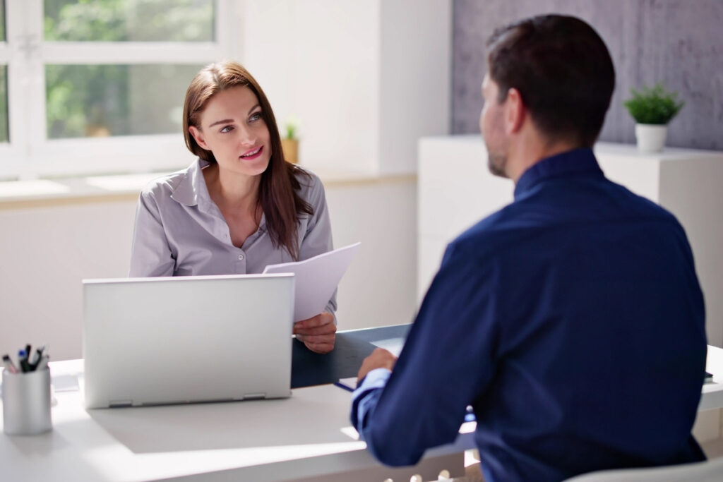 Könyvelő személyes konzultáción segíti a vállalkozó pénzügyi döntéseit.