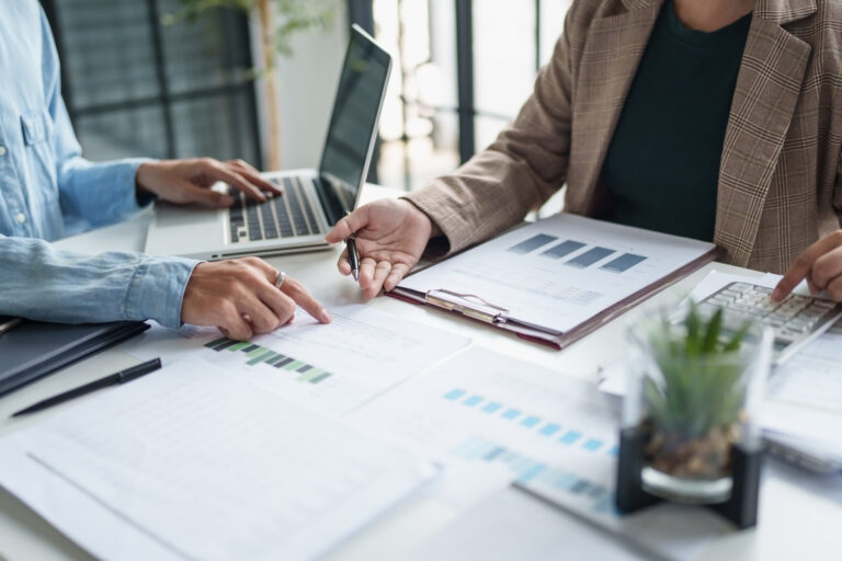 Könyvelő és vállalkozó havi egyeztetésen elemzik a pénzügyi adatokat.