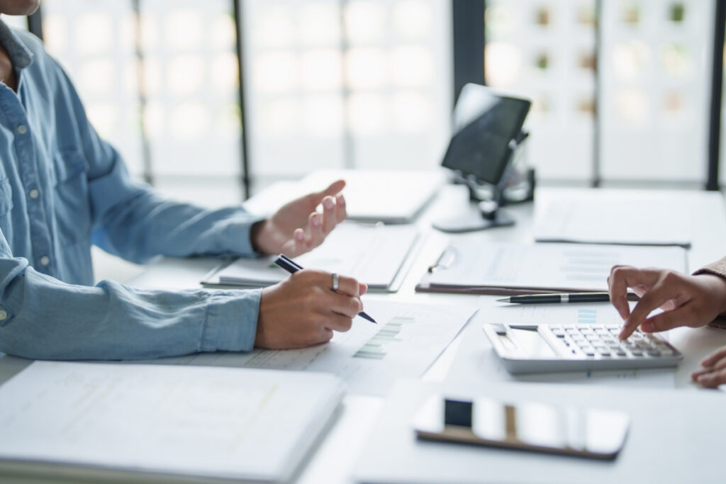 Vállalkozó és könyvelő pénzügyi kimutatásokat és számításokat egyeztet