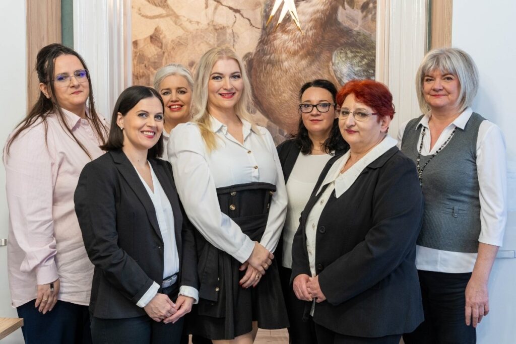 Könyvelőiroda szakértői csapata közös portrén az irodában