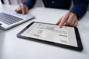 Hibás számla ellenőrzése és javítása digitális számlázó rendszerben tableten