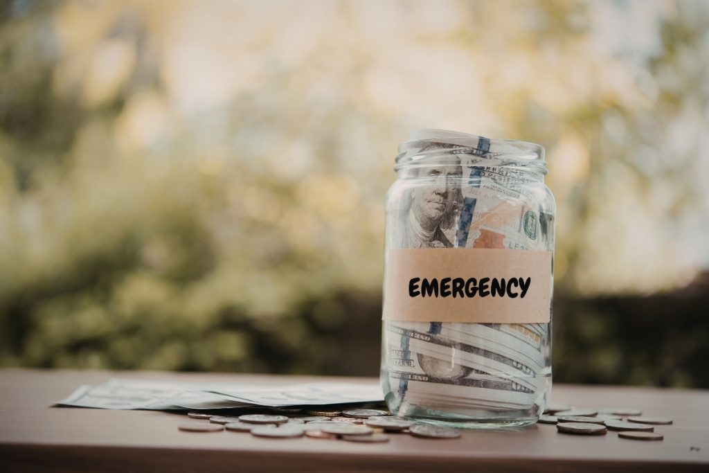 Pénzügyi tartalék képzése befőttesüvegben gyűjtött pénzzel