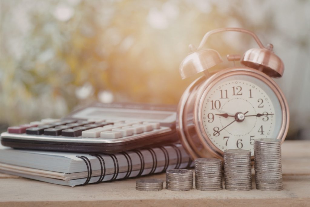 Pénzügyi tervezés idő és megtakarítás növekedése érmékkel és órával