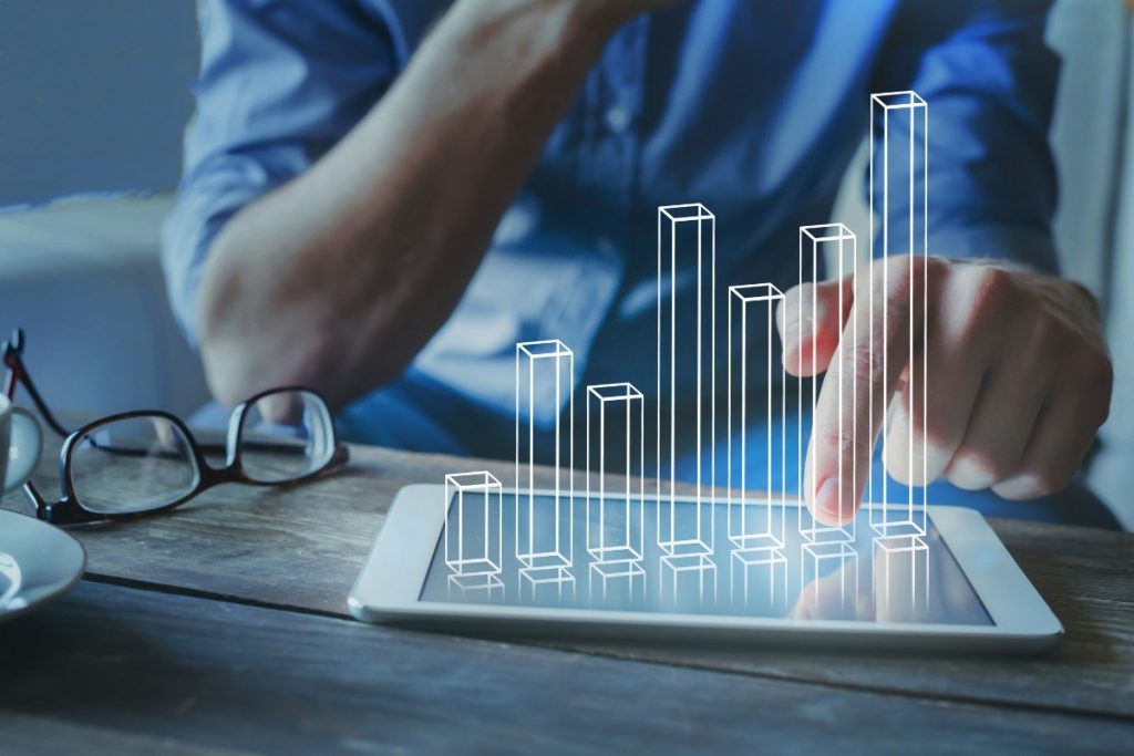 Pénzügyi tervezés és növekedés elemzése digitális grafikonon tableten